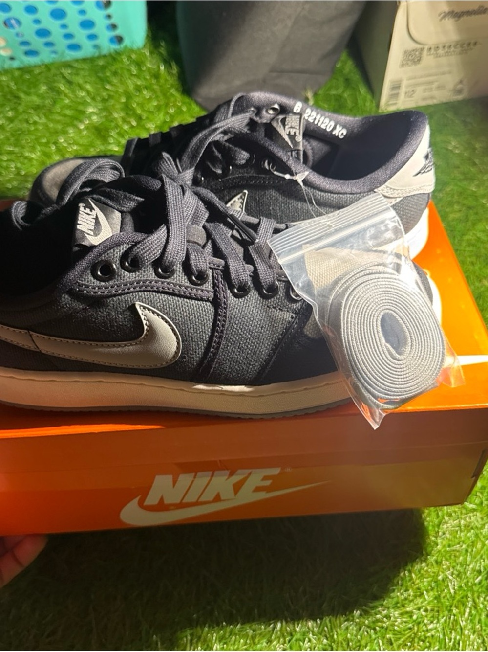 Nike Low Top Sneakers in Black and White with Extra Laces retail 125$